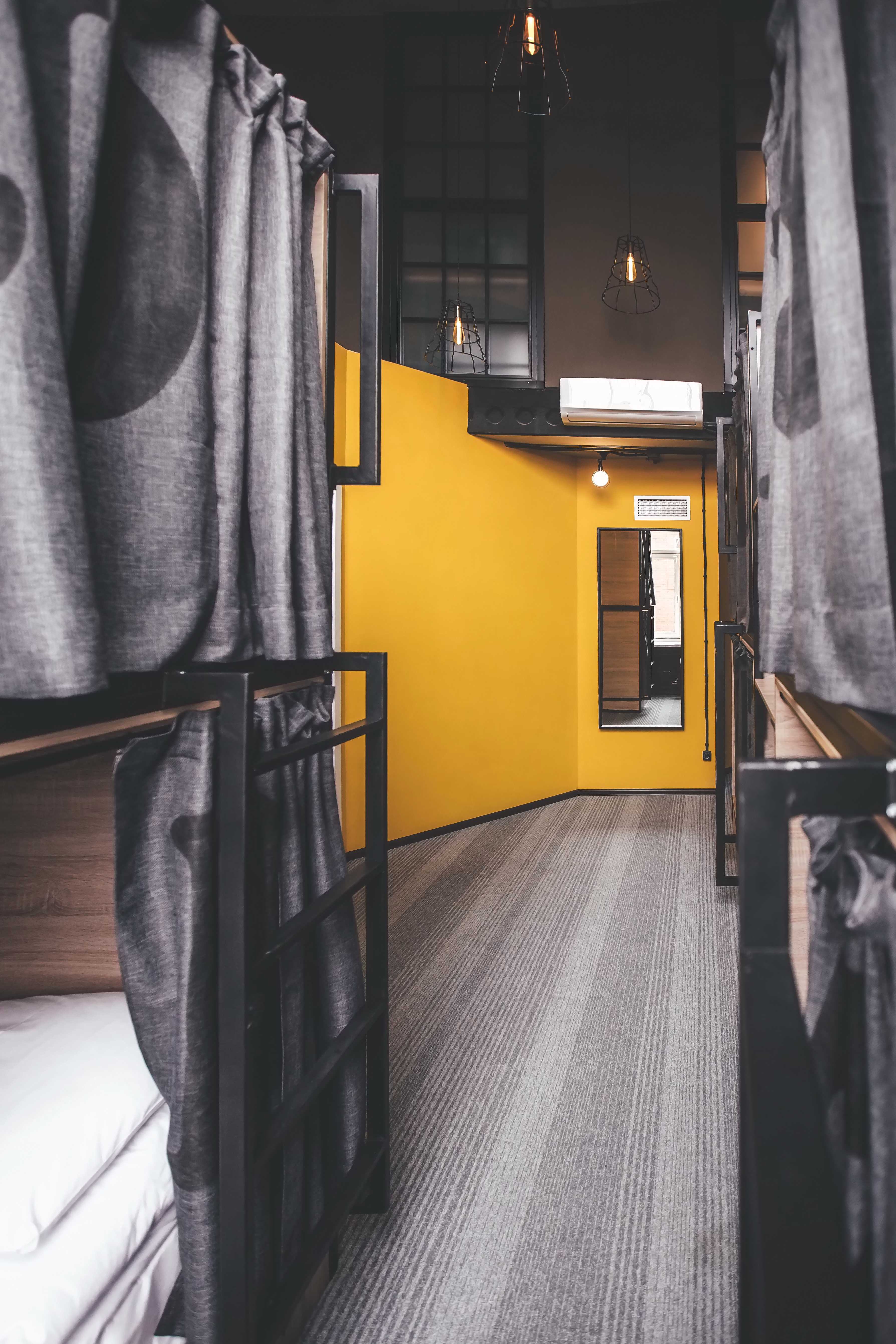 Проход между капсулами HIDE HOSTEL