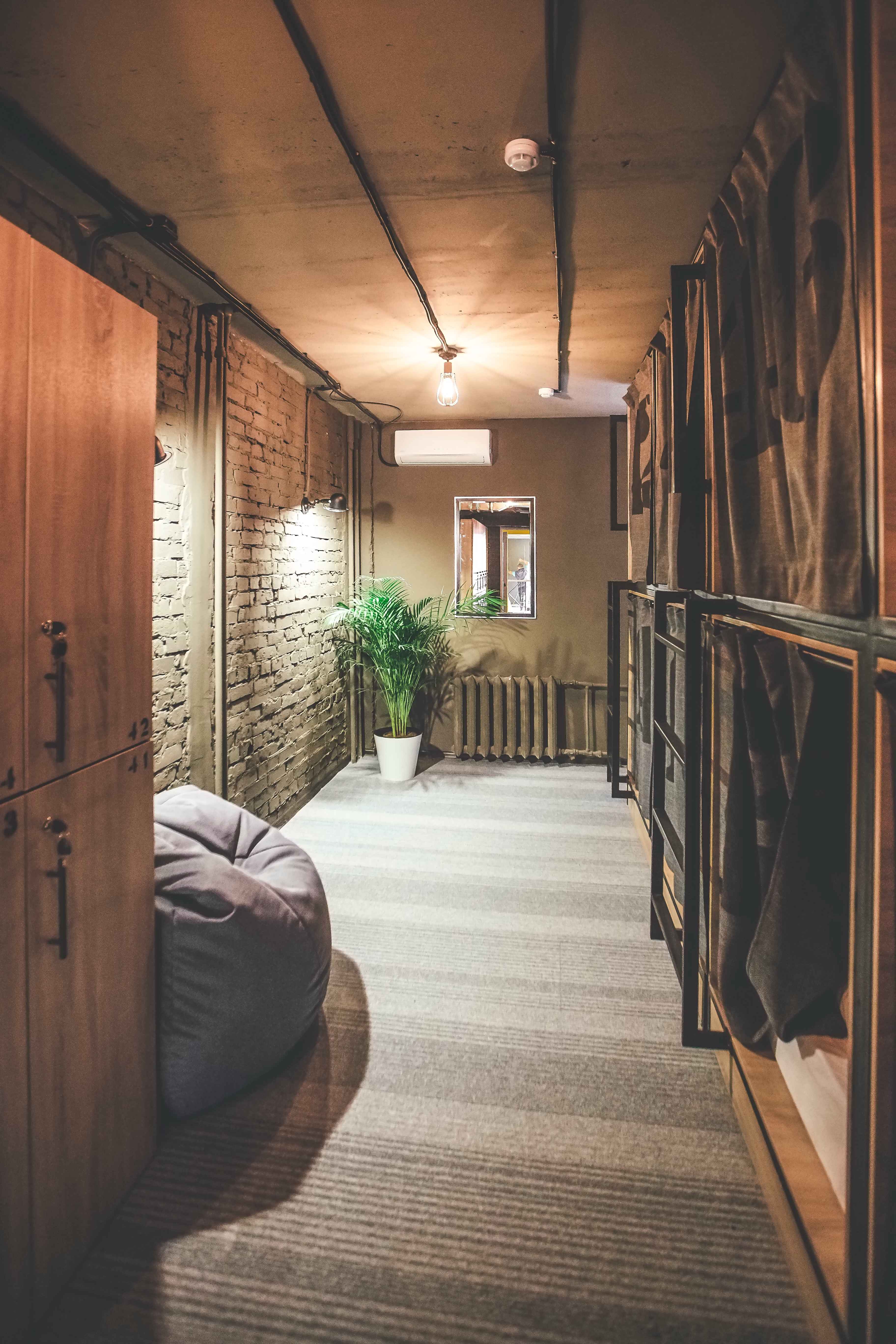 Коридор капсул HIDE HOSTEL