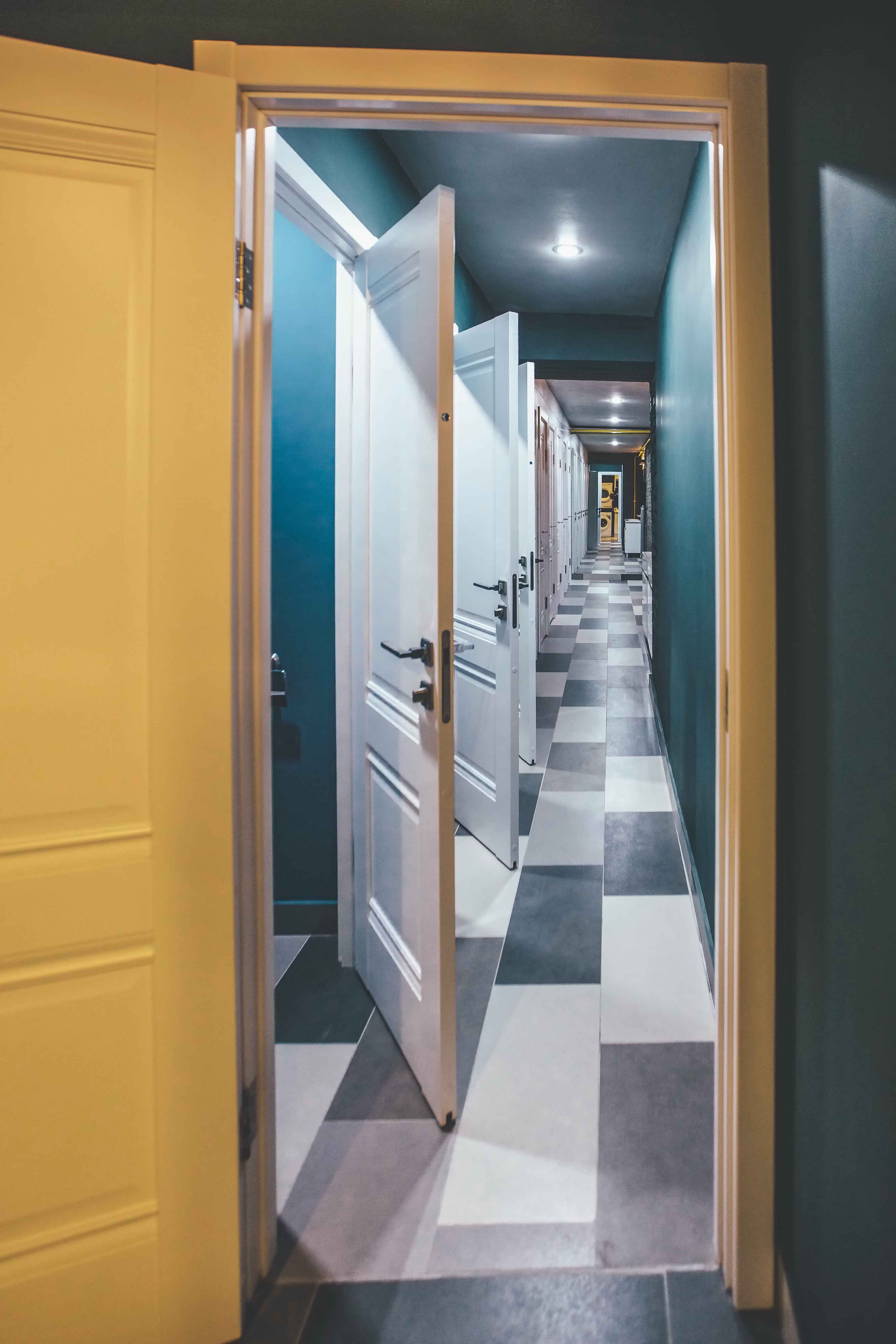 Коридор санузлов HIDE HOSTEL